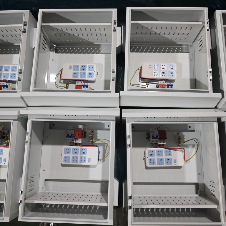 Valódi tömeggyártású fényképek az Ouyue Electric kültéri esőálló elosztódobozáról: A teljes folyamatot lefedő kijelző a fémlemez héjától a gép teljes összeszereléséig